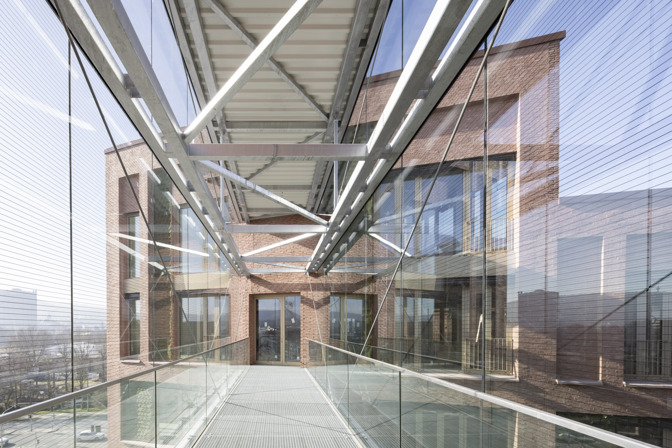 Innenperspektive_Q8_Glasverbindungsbrücke_Copyright DIBAG